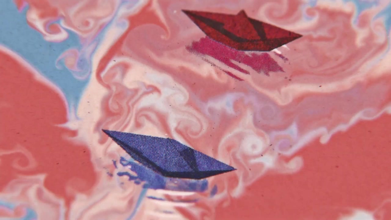 Animazione caleidoscopica astratta con barchette di carta e colori vorticosi