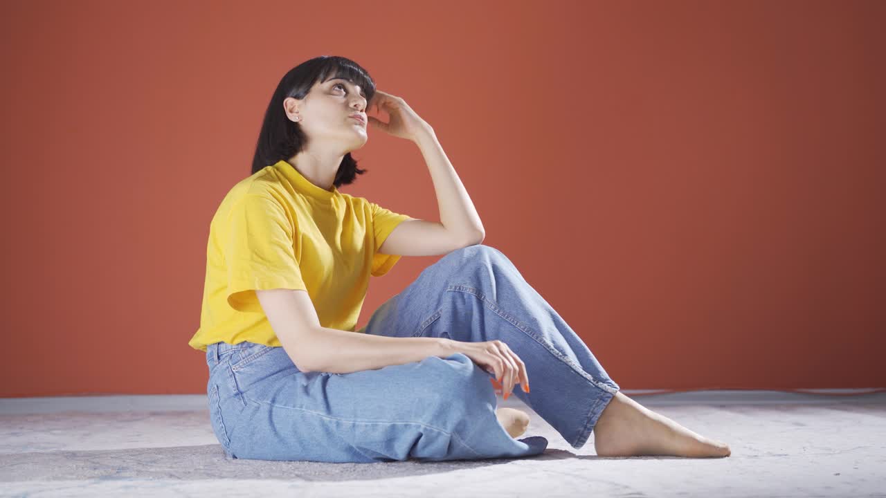 불행한 생각을 하는 여자.