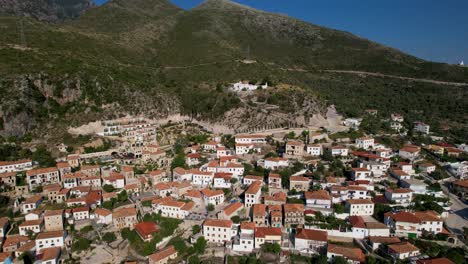 Oasis-De-Montaña-En-Dhermi,-Un-Tranquilo-Pueblo-Turístico-En-La-Riviera-Albanesa,-Que-Ofrece-Majestuosas-Vistas-Al-Mar.