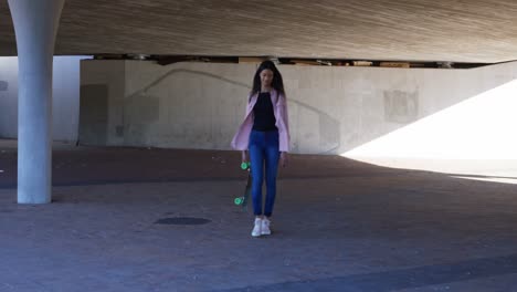 mujer caminando bajo el puente aéreo 4k