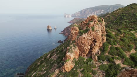 Felsen-Und-Steile-Klippen-Bei-Pan-Di-Zucchero,-Masua,-Sardinien,-Italien---4k-Antenne