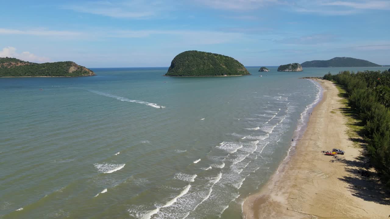 해안, 해변가, 섬으로 가는 제트 스키를 보여주는 높은 곳에서의 꾸준한 항공 영상