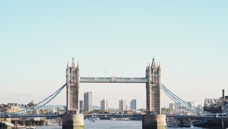 el tráfico cruza el puente de la torre sobre el río támesis en un día soleado en londres