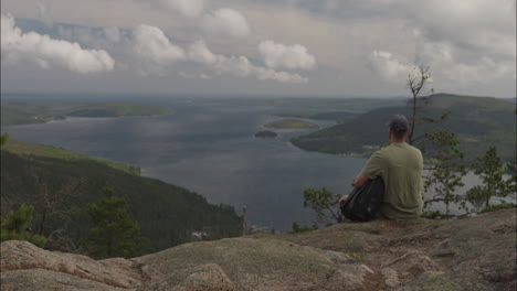 disparo de un joven admirando el espectacular paisaje de noruega en el mirador