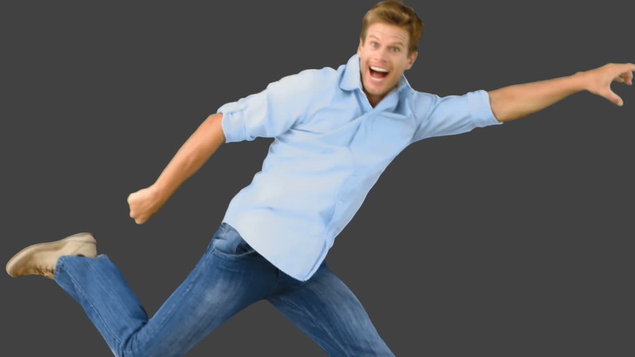 회색 화면에 뛰어다니는 미소 짓는 남자