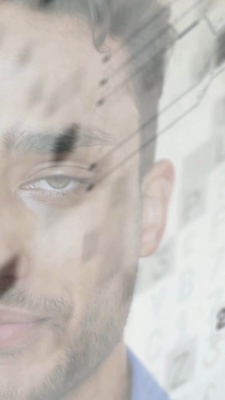 Video verticale: Uomo che apre l'occhio e sposta lo sguardo, con una sovrapposizione che scorre e rivela testo per il design.