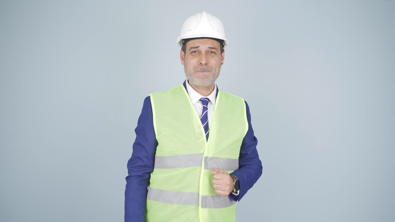 el ingeniero está emocionado, impaciente.