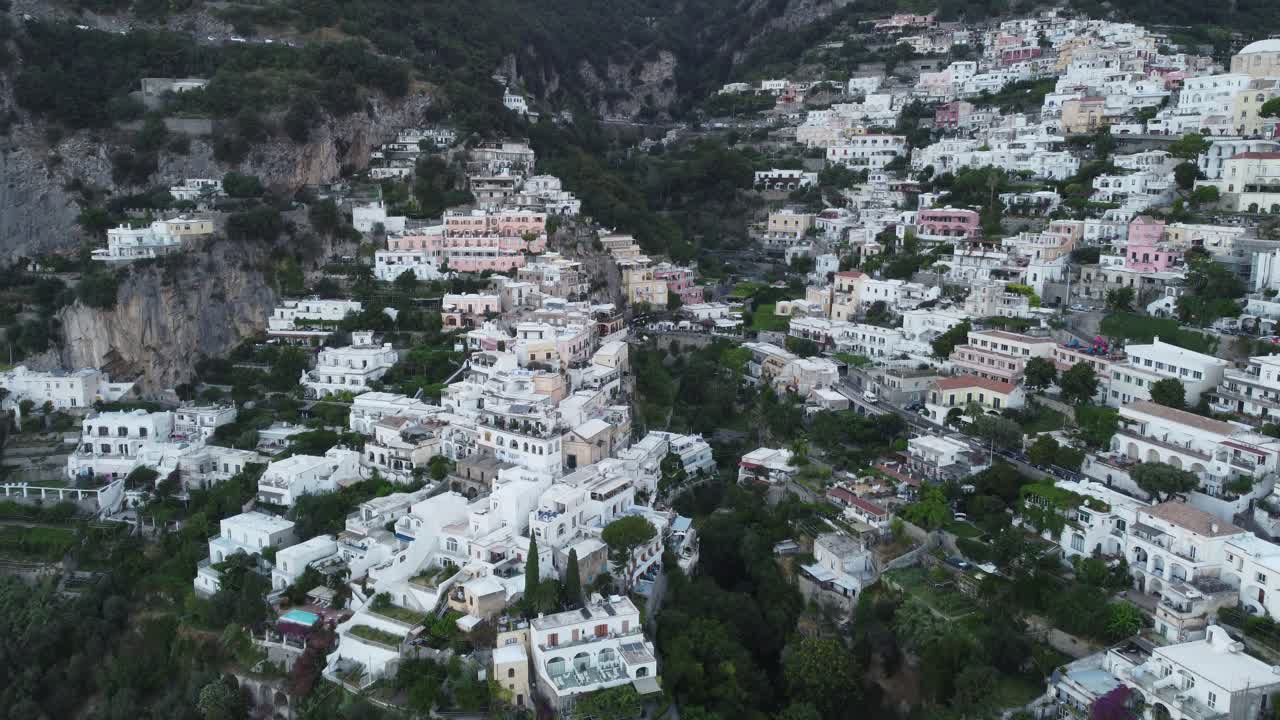 위에서 하늘, 도시, 산에서 fo positano를 봅니다.