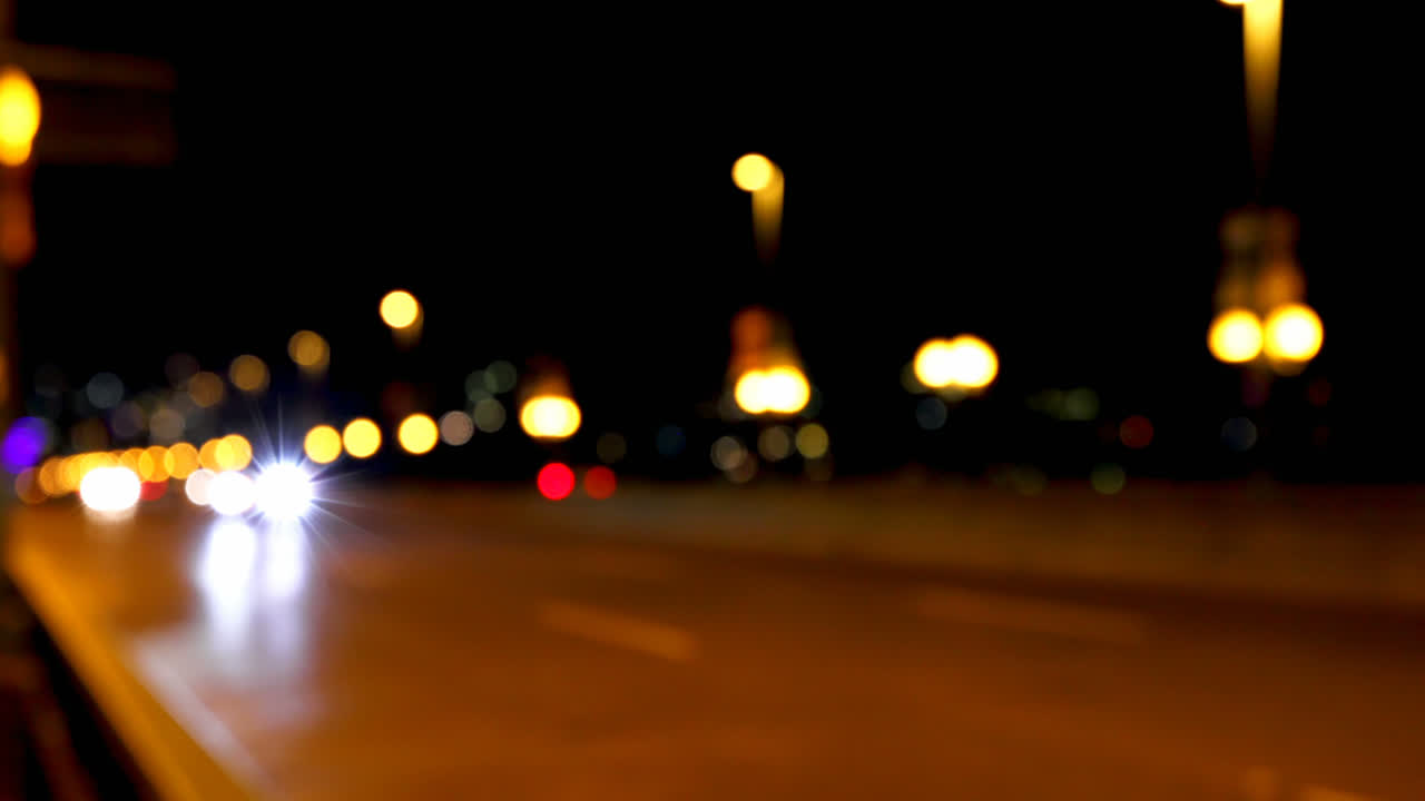 bokeh colorido de las luces de los coches en la calle por la noche 4k