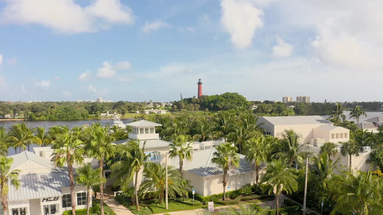 나무와 목성 입구 강과 등대 에 대한 공중 사진