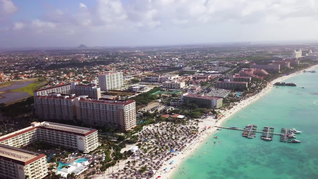 팜 비치에서 아루바 해안선과 캐리비안 바다의 전면 샷