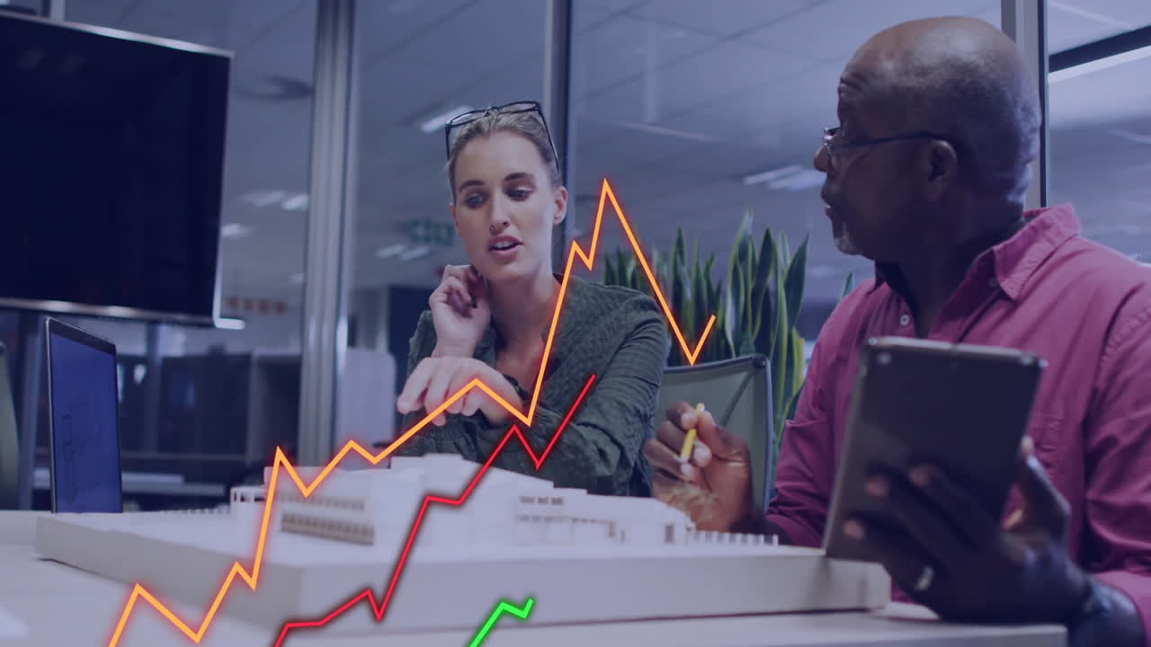 animación del procesamiento de datos sobre diversas personas de negocios en la oficina