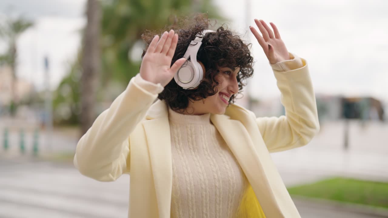 mujer joven sonriendo confiada escuchando música en la calle