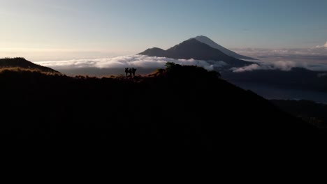 Excursionistas-En-El-Mirador-De-La-Expedición-Con-Vistas-Al-Monte-Batur-En-Bali,-Indonesia