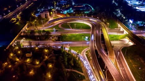 Nachtzeitraffer-Luftaufnahme-Einer-Autobahnkreuzung,-Verkehrswege-Im-Nächtlichen-Moskau