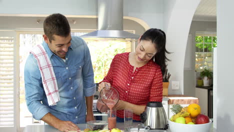 Pareja-Sonriente-Haciendo-Batidos