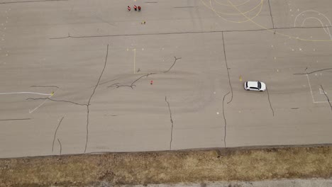 coche blanco acelerando a través del curso en la ciudad de michigan, vista superior aérea
