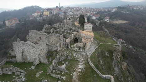 este es un video aereo del antiguo pueblo de gessopalena en italia