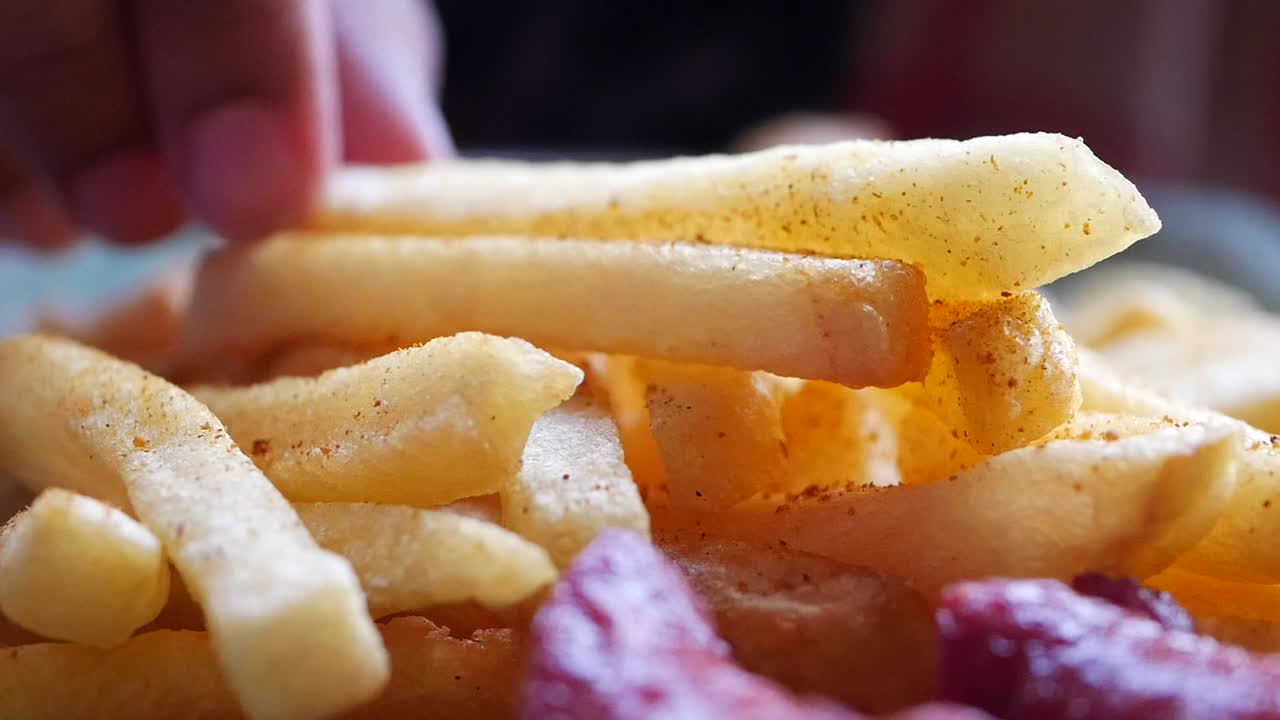 recogiendo patatas fritas a mano