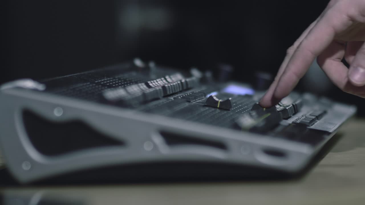 un hombre elevando el nivel de brillo usando un panel de escritorio de iluminación - cerrar