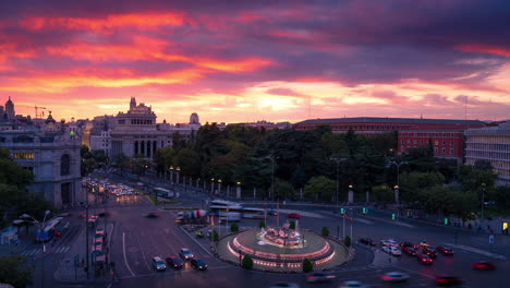 Timelapse-Durante-La-Puesta-De-Sol-Desde-El-Ayuntamiento-De-Madrid,-La-Plaza-De-Cibeles-Como-Primer-Plano