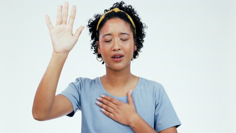 esperanza, manos y oración de una mujer en el estudio