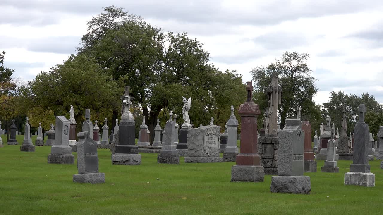 cementerio católico y cielo nublado gris 4k