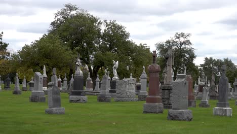 Cementerio-Católico-Y-Cielo-Nublado-Gris-4k