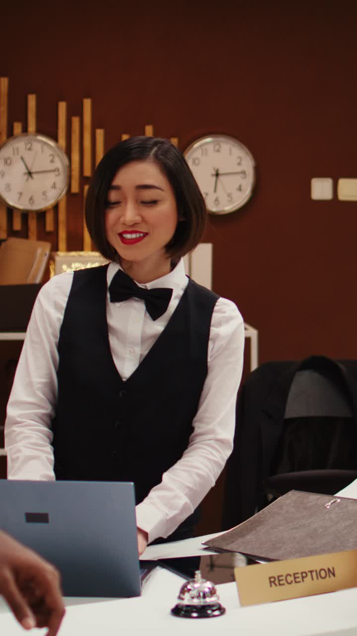 Reception di un hotel con receptionist e ospiti