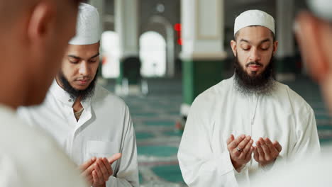 Glaube,-Islamisch-Oder-Männer-In-Einer-Moschee-Zum-Beten