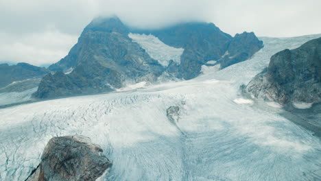 glaciar fellaria en los alpes desde arriba durante la primavera
