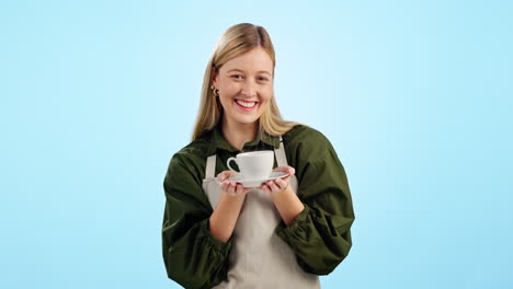 Sonrisa,-Mujer-Y-Barista-Dando-Taza-De-Café