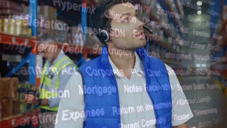 animación de palabras clave sobre dos trabajadores de almacén masculinos