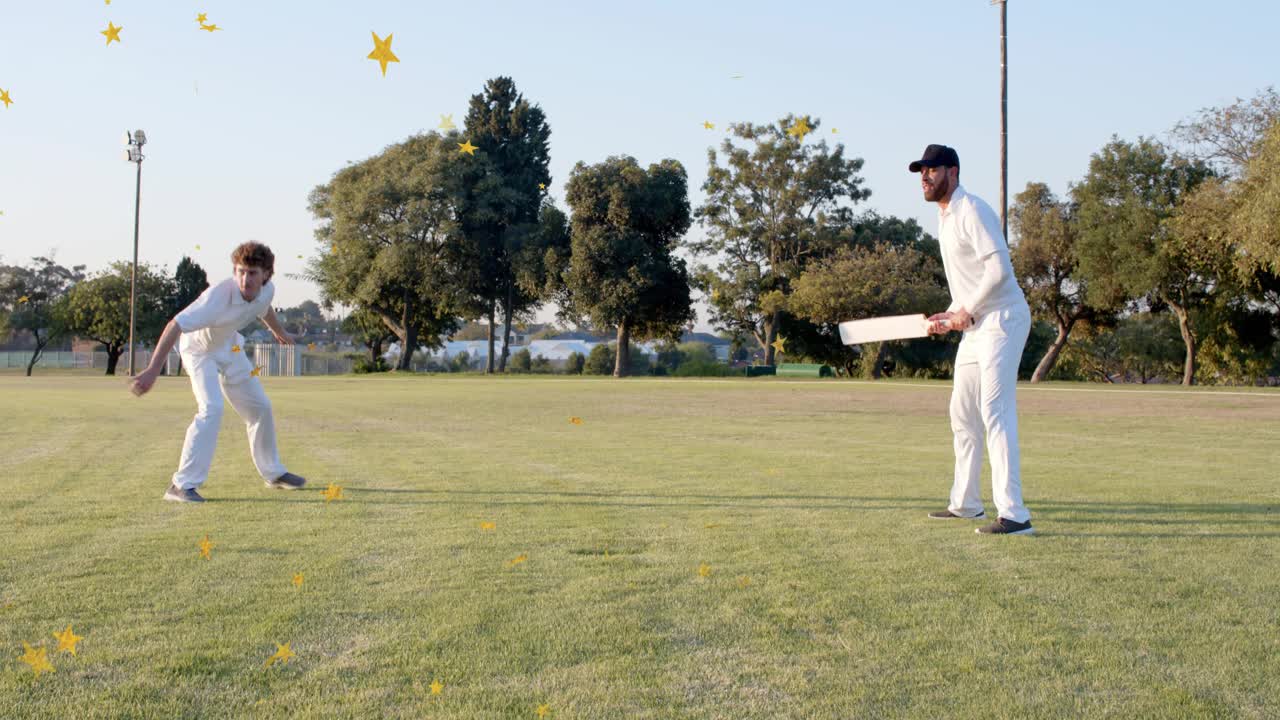 Giocatore di bowling che lancia la palla, battitore che si muove e raccoglie la palla durante un allenamento di cricket con coriandoli a forma di stella intorno