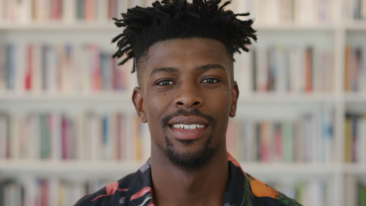 de cerca confiado hombre afroamericano estudiante sonriendo exitoso hombre negro peinado funky mirando expresión feliz