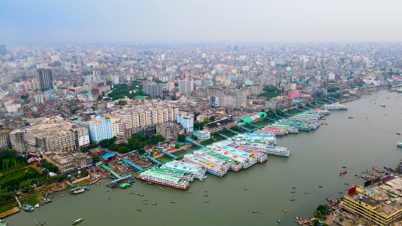 Oltre la città di Dhaka e il fiume Buriganga