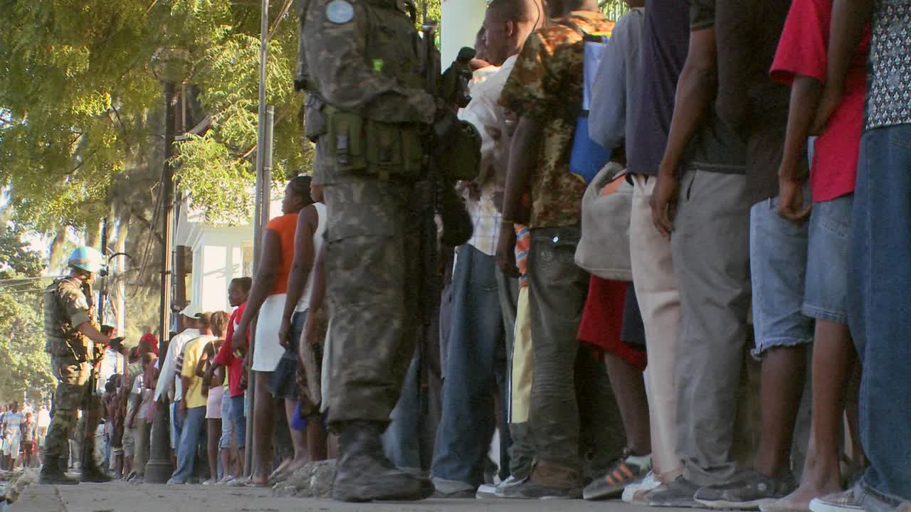 대지진 2 이후 아이티의 거리에서 기다리고 있는 긴 줄의 난민들