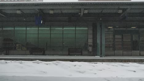 Estación-De-Tren-Vacía-En-La-Tormenta-De-Nieve-De-La-Ciudad-De-Helsinki