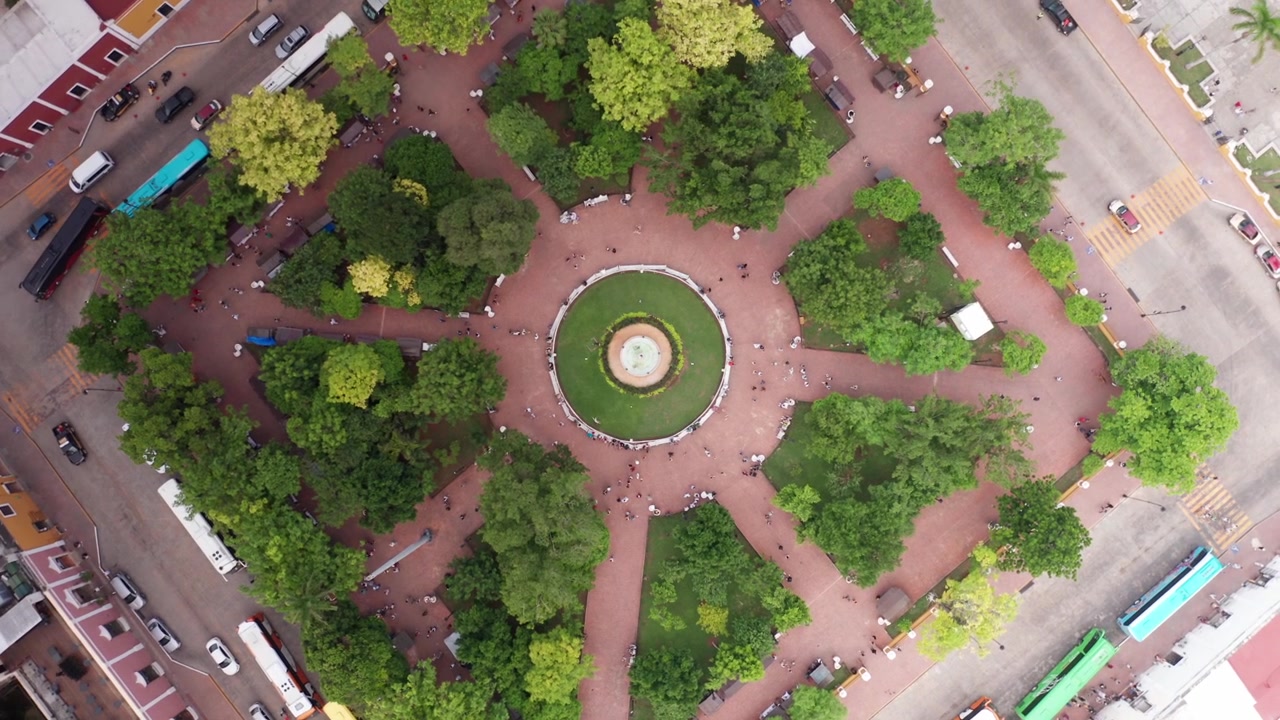 Ripresa aerea a spirale a volo d'uccello del Parque Principal Francisco Cantón Rosado a Valladolid, Messico. 4K