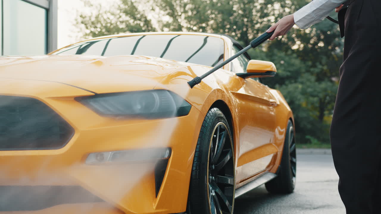 노란색 스포츠카를 는 것