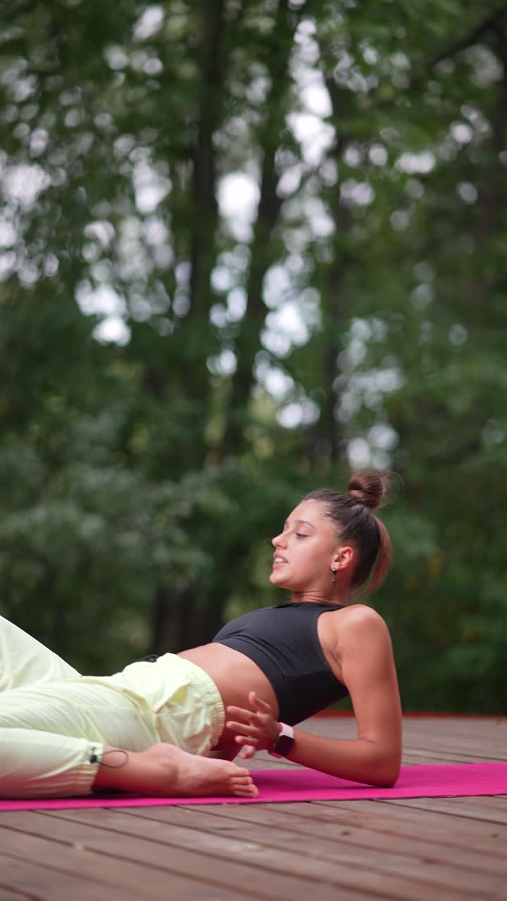 mujer joven haciendo yoga al aire libre