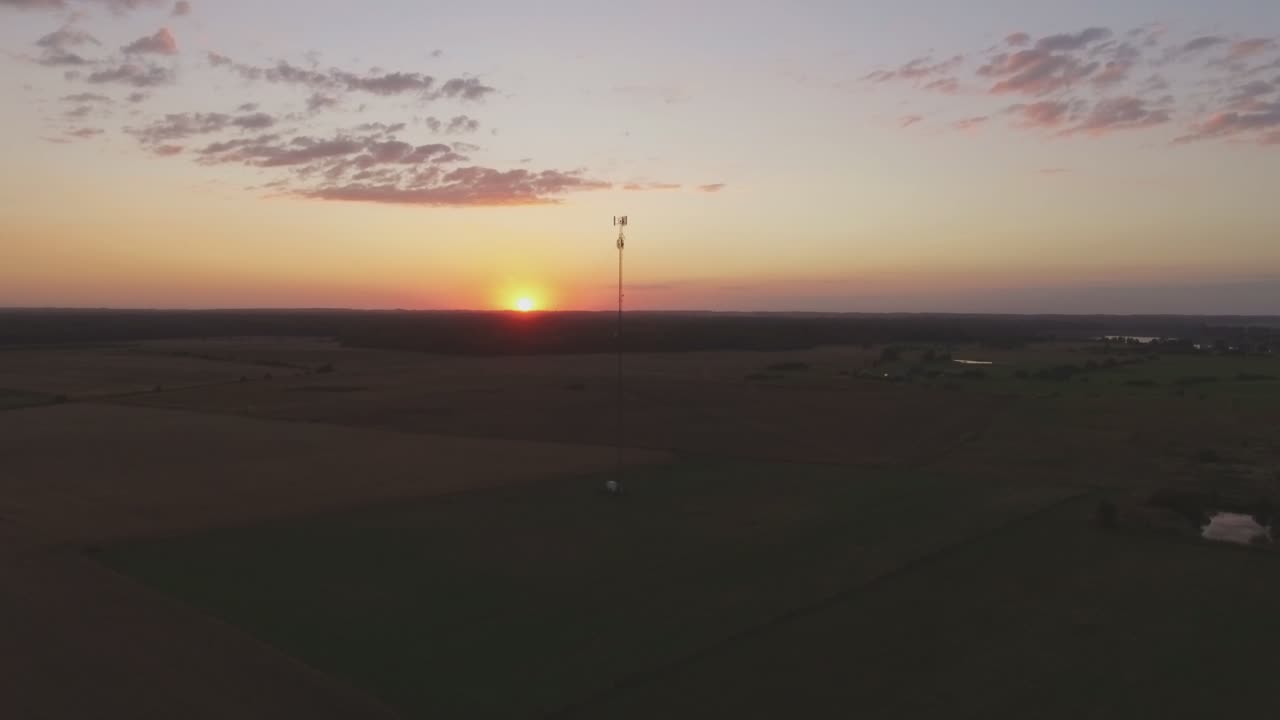 일몰-1에서 통신 타워 마스트