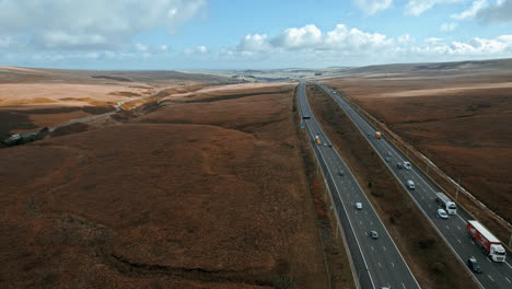 Vista-Cinematográfica-De-Imágenes-Aéreas-De-La-Autopista-M62,-Saddleworth,-Windy-Hill,-Reino-Unido.