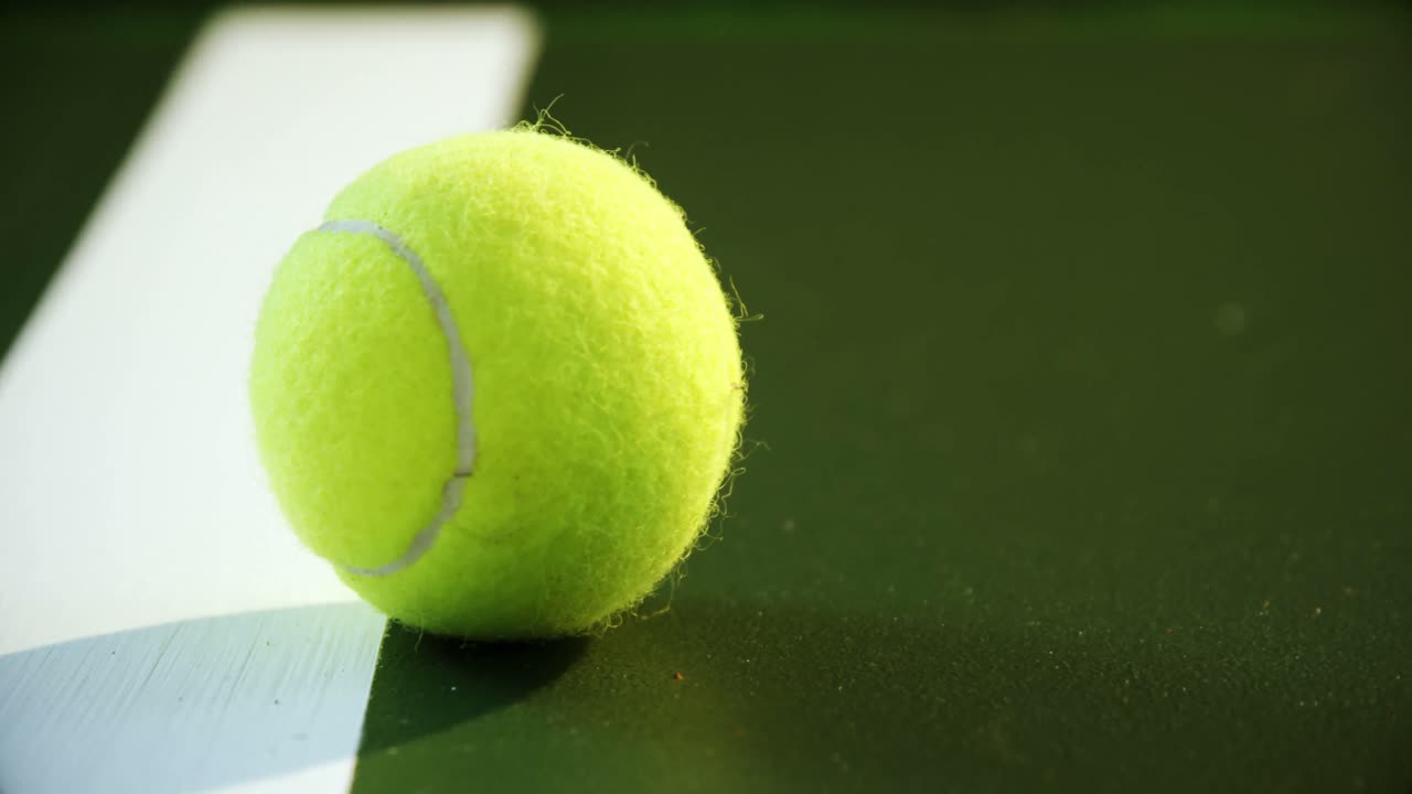 Close-up de bola de tênis perto da linha branca 4k
