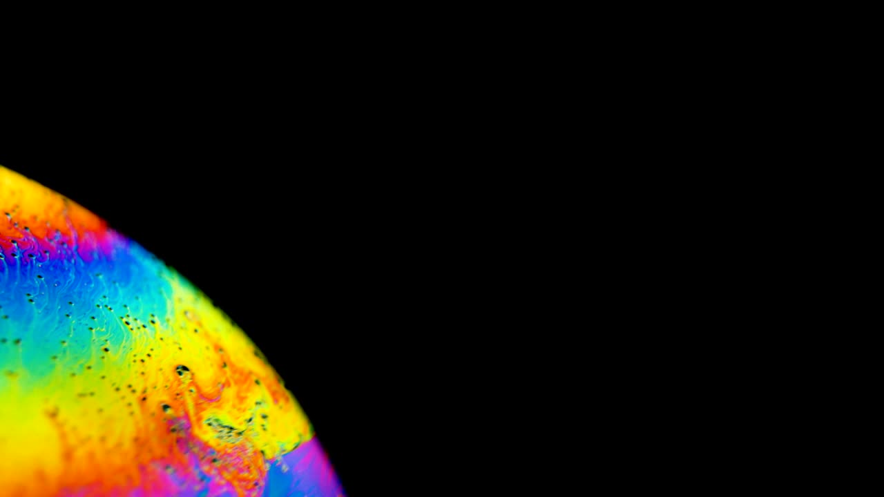 la burbuja de jabón crea una paleta de arco iris colorida y psicodélica con remolinos y olas