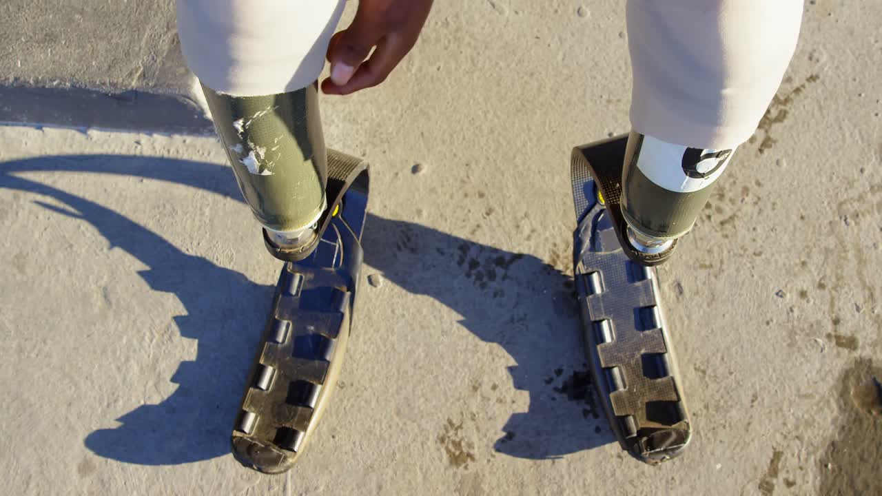 atletas discapacitados con piernas protésicas en un recinto deportivo 4k