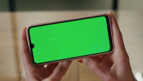 Hände-Einer-Dame,-Die-Ein-Chromakey-Telefon-In-Nahaufnahme-Betrachtet.-Geschäftsfrau,-Die-Ein-Smartphone-Hält