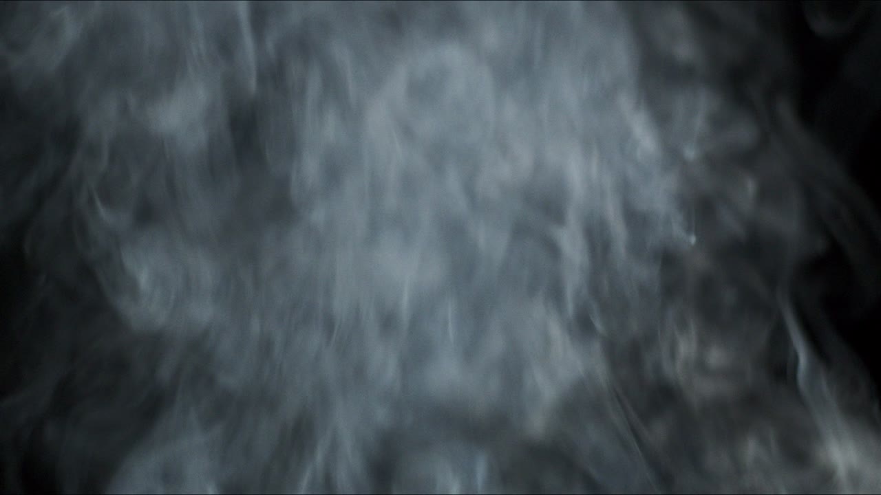 olas de humo mientras flotan en el aire.