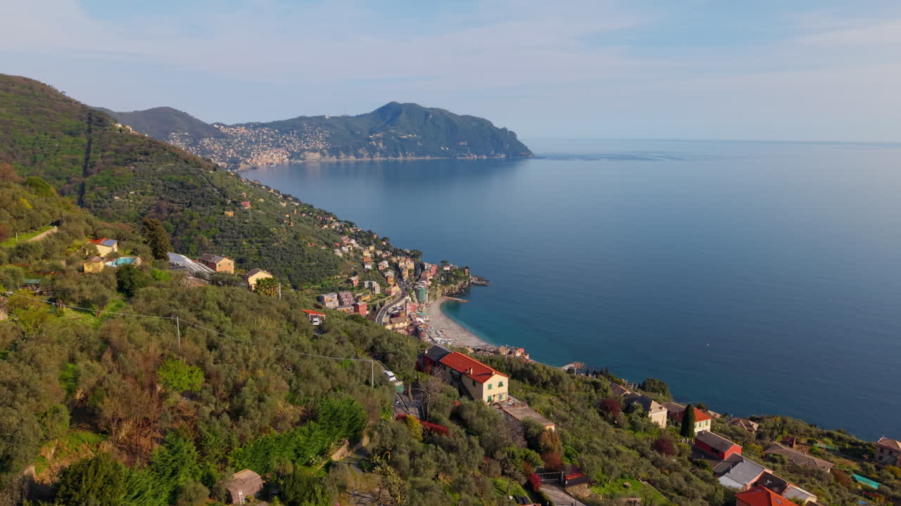 Scena Estiva Italiana Idilliaca: Un Villaggio Colorato sul Mare Calmo e Blu