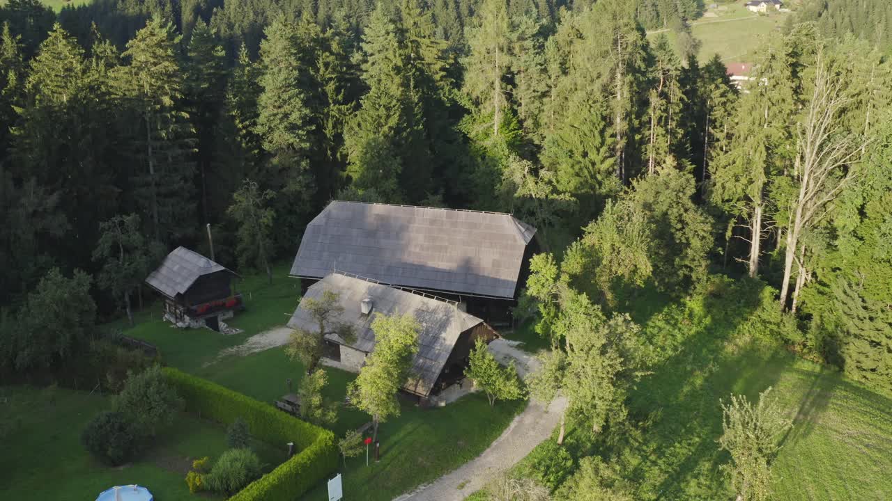 vista aérea de grandes casas de construcción rodeadas de naturaleza en kotlje eslovenia